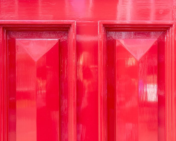 Lackierte Fensterrahmen in sauberer Verarbeitung